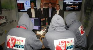 Cyber gym'in açılışında yetkililer kırmızı takım ile sohbet ediyor