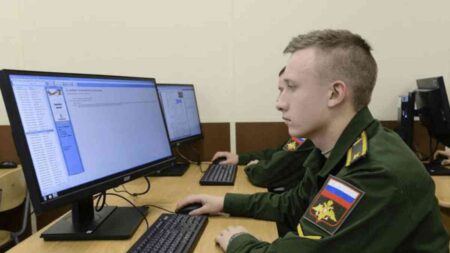 Ukraynalı hackerlardan Rus askerlere kadın tuzağı