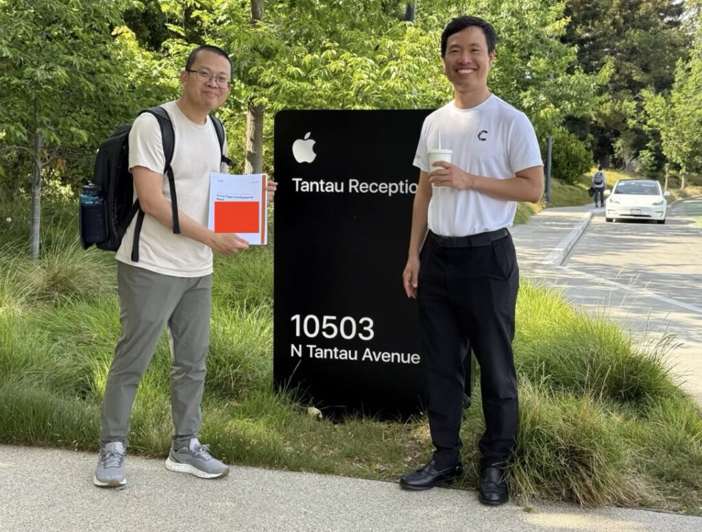 Bruce Dang ve Thai Duong Apple genel merkezi önünde buldukları güvenlik açıklarının raporu ile pğoz verdi